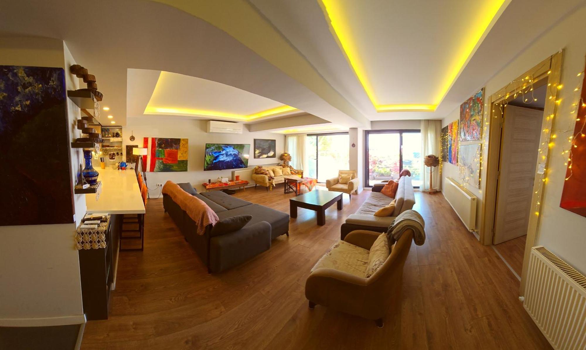 Apartment Elegant & Cozy Retreat Home, Center Gem By The Seaside, Steps From The Tram Izmir